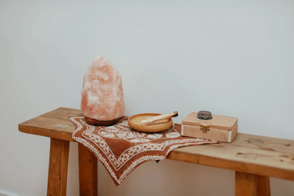 Lámpara con beneficios relajantes de sal encima de una mesa