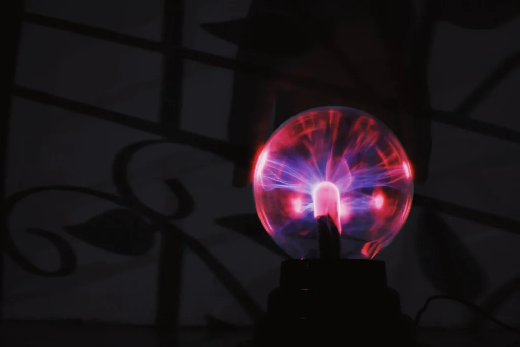 Lámpara de relajación de plasma en un fondo negro