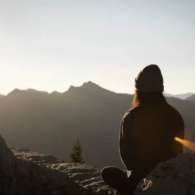 Chica relajándose mirando al horizonte